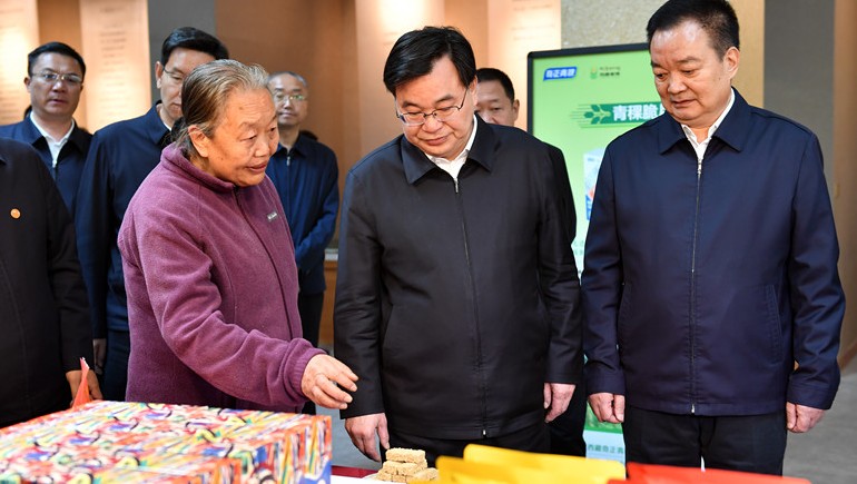 西藏·甘肅工作座談會(huì )在拉薩舉行，兩省區領(lǐng)導蒞臨奇正青稞考察